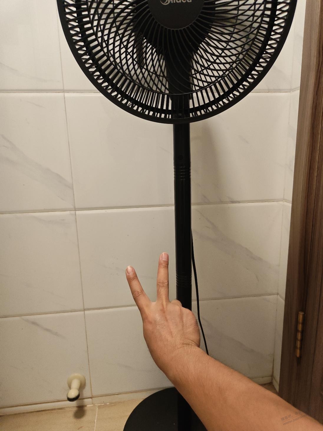 太热了每次蹲坑都要带风扇进厕所